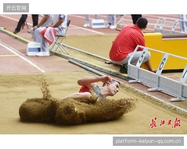 弗雷泽跳远动作标准落地平稳：致力于突破极限的每一步